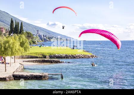 Venezien/Malcesine: Gleitschirm vom Monte Baldo, Gardasee | Verwendung weltweit Stockfoto