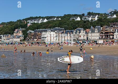 Trouville: Strandleben an der Cote Fleurie (Blumenkueste), Normandie | Verwendung weltweit Stockfoto