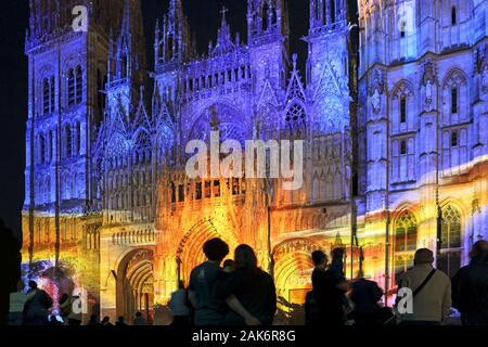 Rouen: sommerlichen Lichtprojektionen auf der Westfassade der Kathedrale erzaehlen die Geschichte von Johanna von Orleans und Wilhelm dem Eroberer, noch Stockfoto