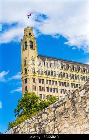 Emily Morgan West Hotel Texas Flagge neben Alamo in San Antonio, Texas. Emily West, gelbe Rose von Texas, Heldin von Texas Revolution Stockfoto