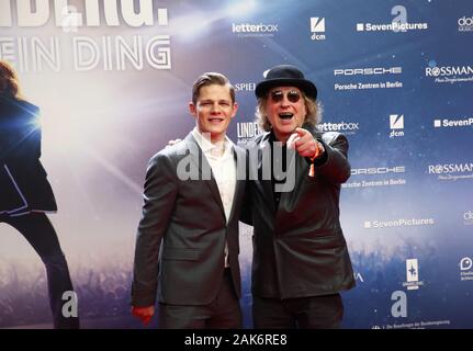 Hamburg, Deutschland. 07 Jan, 2020. Max von der Groeben, Schauspieler, und Steffi Stephan, Musiker, kommt zur Premiere des Films "Lindenberg! Ihr Ding machen!". Der Film wird in den Kinos am 16. Januar 2020 freigegeben werden. Credit: Christian Charisius/dpa/Alamy leben Nachrichten Stockfoto