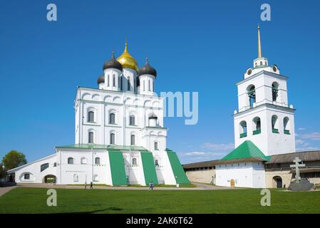 Trinity Cathedral close-up in Pskow Kreml an einem sonnigen Tag. Pskow, Russland Stockfoto