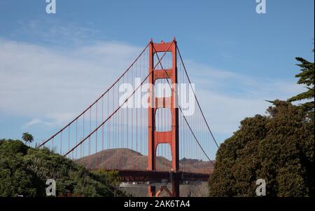 Blauer Himmel über die Golden Gate Bridge in San Francisco, Kalifornien, USA Stockfoto