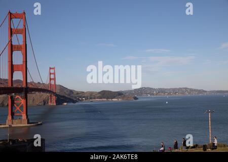 Blauer Himmel über die Golden Gate Bridge in San Francisco, Kalifornien, USA Stockfoto