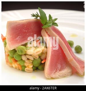 Italienische Küche Rezepte, Thunfisch Bauch mit Gerste und Erbsen Stockfoto