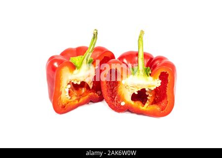 Red Paprika auf weißem Hintergrund. frisch geschnittene Paprika. Stockfoto
