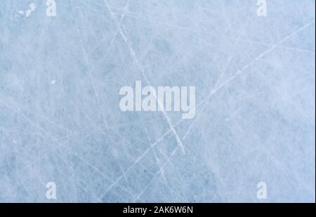 Eis Hintergrund mit Markierungen von Schlittschuhlaufen und Eishockey. blaue Textur Stockfoto