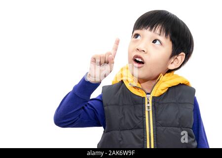 Little boy Denken und zeigt mit dem Finger nach oben. Kind mit der Suche und überrascht auf weißem Hintergrund. Stockfoto