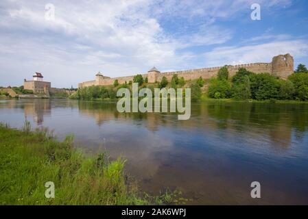 Sommer Landschaft mit Festung Iwangorod und Herman Schloss. Der Grenze zu Estland und Russland Stockfoto