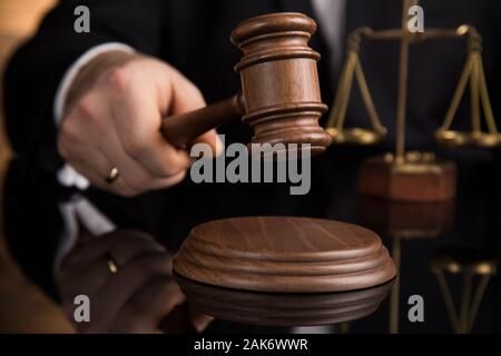 Richter, männlichen Richter in einem Gerichtssaal auffällig den Hammer Stockfoto