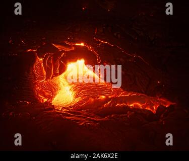 Detailansicht eines aktiven Lavastrom, heißem Magma entsteht aus einem Riss in der Erde, die glühende Lava erscheint in kräftigen Gelb- und Rottöne - Ort: Haw Stockfoto