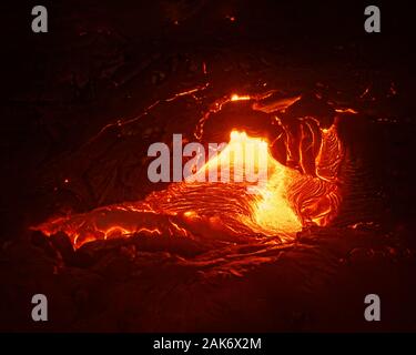 Detailansicht eines aktiven Lavastrom, heißem Magma entsteht aus einem Riss in der Erde, die glühende Lava erscheint in kräftigen Gelb- und Rottöne - Ort: Haw Stockfoto