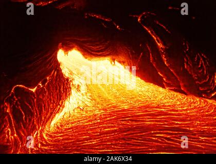 Detailansicht eines aktiven Lavastrom, heißem Magma entsteht aus einem Riss in der Erde, die glühende Lava erscheint in kräftigen Gelb- und Rottöne - Ort: Haw Stockfoto