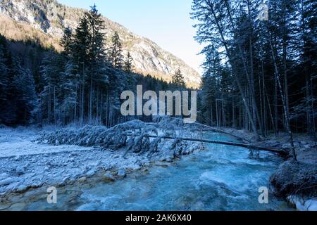 Winterlandschaft am Fluss im atemberaubenden Vrata-Tal, Julische alpen, Slowenien Stockfoto