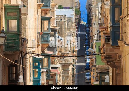 Schmale Straße, bunte Balkone in Valletta, Malta Stockfoto