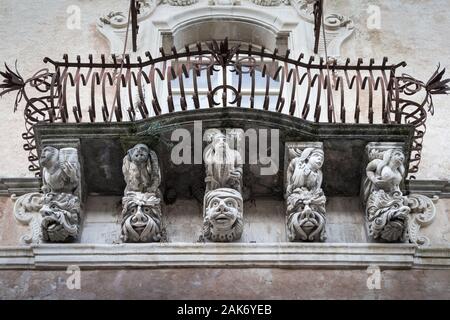 Grottesque Masken, Balkon des Palazzo Cosentini, Ragusa Ibla, Sizilien, Italien Stockfoto