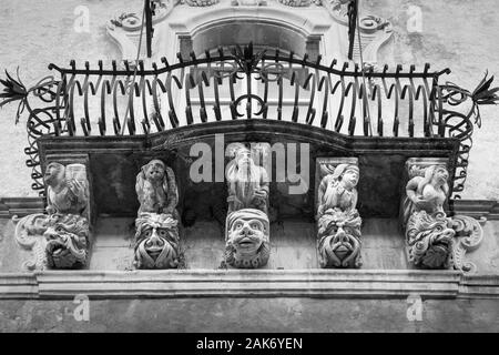 Grottesque Masken, Balkon des Palazzo Cosentini, Ragusa Ibla, Sizilien, Italien Stockfoto