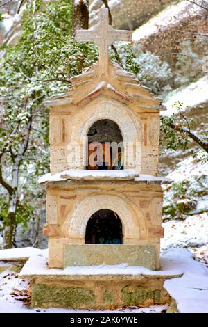 Orthodoxe Heiligtum in der Nähe der heiligen Kloster des Heiligen Nikolaus von Anapafsas entfernt, Meteora, Griechenland Stockfoto