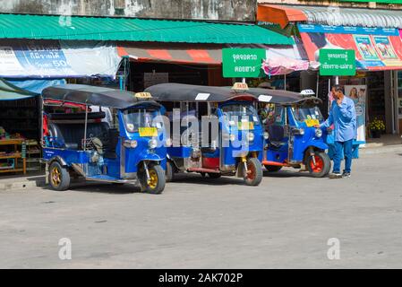 CHIANG RAY, THAILAND - Dezember 17, 2018: Drei tuk tuk Warten auf Kunden auf einer Straße der Stadt Stockfoto