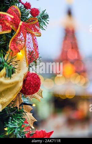Weihnachten Dekorationen auf Niederlassungen mit einem unscharfen Hintergrund in Form einer Christbaum mit Lichtern. Kopieren Sie Platz. Stockfoto