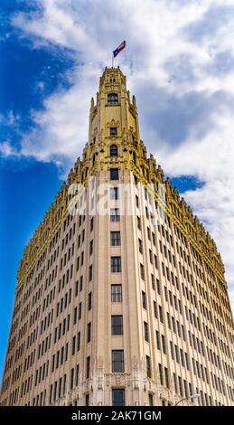 Emily Morgan West Hotel Texas Flagge neben Alamo in San Antonio, Texas. Emily West, gelbe Rose von Texas, Heldin von Texas Revolution helfen Sam Houston Stockfoto