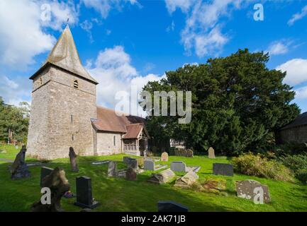 All Saints' Church in Norbury, Shropshire, mit seinen 2.700 Jahre alte Eibe. Stockfoto