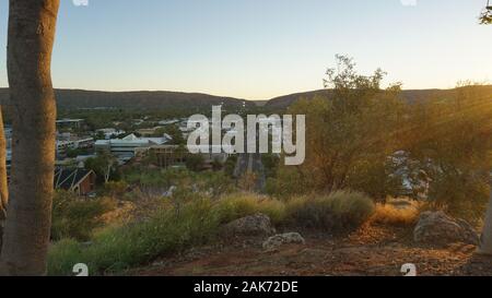 Ein Sonnenuntergang vom Anzac Hill Lookout in Alice Springs gefangen, in den nördlichen Gebieten in Australien Stockfoto
