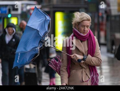 Dienstag, 7. Januar 2020: Fußgänger auf Edinburgh's Princes Street Schlacht starken Winden. Schottland war mit starken Winde mit Böen von bis zu 75 mph Hit Stockfoto