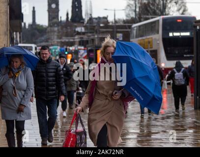 Dienstag, 7. Januar 2020: Fußgänger auf Edinburgh's Princes Street Schlacht starken Winden. Schottland war mit starken Winde mit Böen von bis zu 75 mph Hit Stockfoto