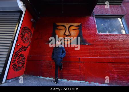 China Town, New York, NY, USA - 30. November 2019. Reisende in Manhattan Chinatown, New York. Stockfoto