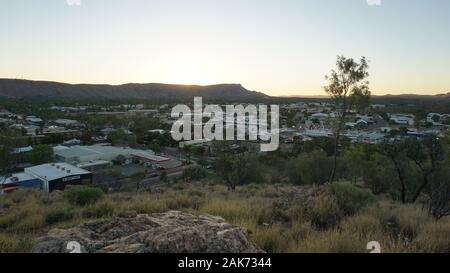 Ein Sonnenuntergang vom Anzac Hill Lookout in Alice Springs gefangen, in den nördlichen Gebieten in Australien Stockfoto