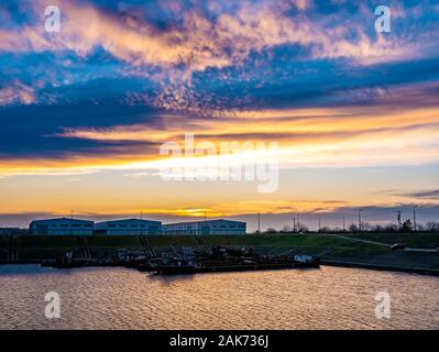 SZEGED, Ungarn - November 17, 2019: Blick auf den Sonnenuntergang über der Theiß und das Dock an einem Herbstnachmittag. Stockfoto