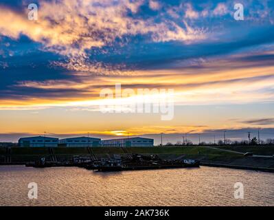 SZEGED, Ungarn - November 17, 2019: Blick auf den Sonnenuntergang über der Theiß und das Dock an einem Herbstnachmittag. Stockfoto