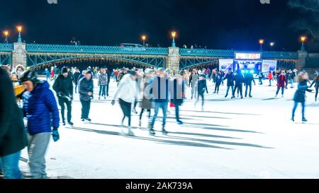 BUDAPEST, Ungarn - 30 November, 2019: Blick auf den Menschen sind Eislaufen im Stadtpark Eisbahn in Budapest Stockfoto