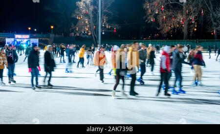 BUDAPEST, Ungarn - 30 November, 2019: Blick auf den Menschen sind Eislaufen im Stadtpark Eisbahn in Budapest Stockfoto