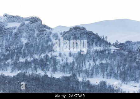 Beleuchtete Skipiste in der Morgendämmerung in Bakuriani Stockfoto