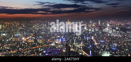 Tokio Skyline bei Nacht Panorama von Tokyo Tower, Japan Stockfoto