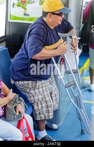 Miami Beach Florida, Metrobus, South Beach Lokal, Bus, Bus, Transport, Krücken, Erwachsene Erwachsene Männer Männer männlich, Behinderte Behinderte spezielle Need Stockfoto