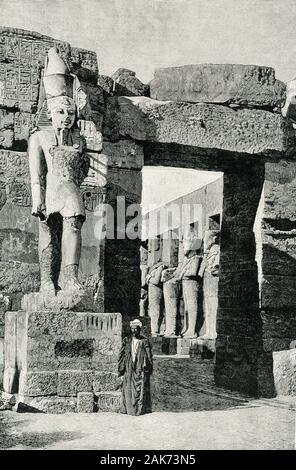 Diese Abbildung der Ruinen der Statue von Ramses II. und seinen Tempel zu Karnak stammt aus den frühen 1900er Jahren. Die fast 200 Meter langen Tempel verfügt über drei Kapellen, eine Säulenhalle mit acht Säulen, ein Vorraum mit vier Spalten, und einen offenen Hof. Der Hof ist umgeben von Statuen von Ramses III. in seinem Jubiläumsjahr Gewänder (kann im linken Hintergrund sehen). Eine Statue von Ramses steht der Eingangsbereich hier. Ramses III (gestorben c 1155 v. Chr.) war der zweite Pharao der 20. Dynastie im alten Ägypten. Stockfoto