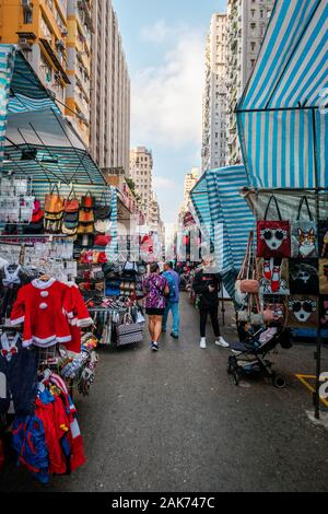 HongKong, China - November, 2019: die Menschen auf der Straße Ladie's Market (Markt) in Hongkong, Tung Choi Street, wo Händler, Mode, Kleidung, Stockfoto