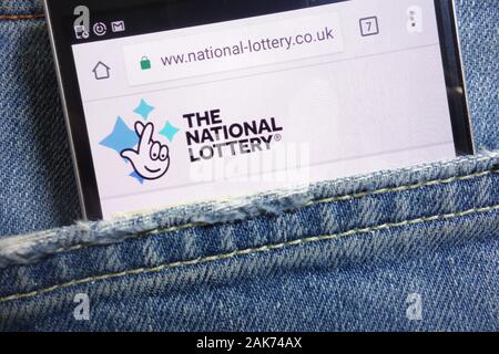 Die Nationallotterie Website angezeigt auf dem Smartphone in Jeans Tasche versteckt Stockfoto