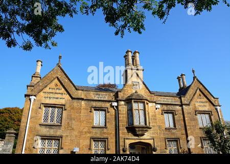 Die ehemalige Harveys Krankenhaus Gebäude entlang der High Street, Chard, England, UK. Stockfoto