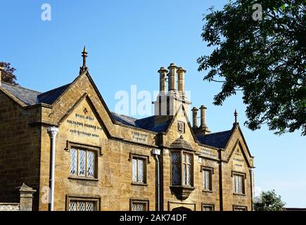 Die ehemalige Harveys Krankenhaus Gebäude entlang der High Street, Chard, England, UK. Stockfoto