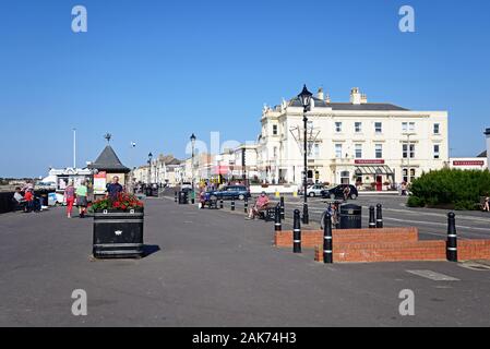 Blick entlang der Promenade am Wasser mit Touristen, die Einstellung, Burnham-on-Sea, England, UK. Stockfoto