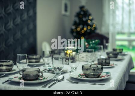 Ein set Weihnachten Tabelle mit einem Weihnachtsbaum auf verschwommenen Hintergrund. Stockfoto