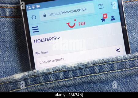Tui Website angezeigt auf dem Smartphone in Jeans Tasche versteckt Stockfoto