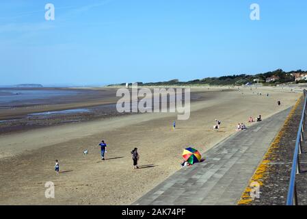 Touristen entspannen am Strand Blick entlang der Küste, Burnham-on-Sea, England, UK. Stockfoto