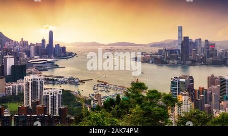 Hong Kong Skyline am dramatischen Sonnenuntergang Stockfoto