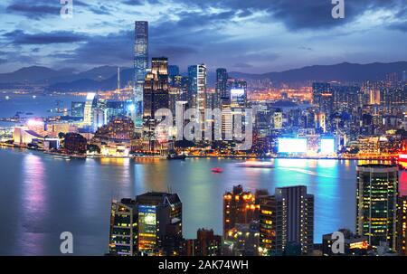 Hong Kong Skyline bei Nacht vom Braemar Hill Peak - Kowloon Seite Stockfoto