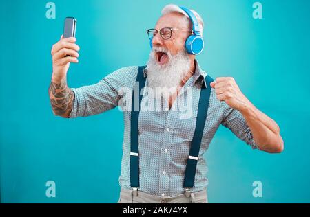 Senior hipster Man verwendet für die Erstellung von Wiedergabelisten mit Rock Musik - Trendy tattoo guy Spaß mit Mobilfunk-Tech und j Smartphone App Stockfoto